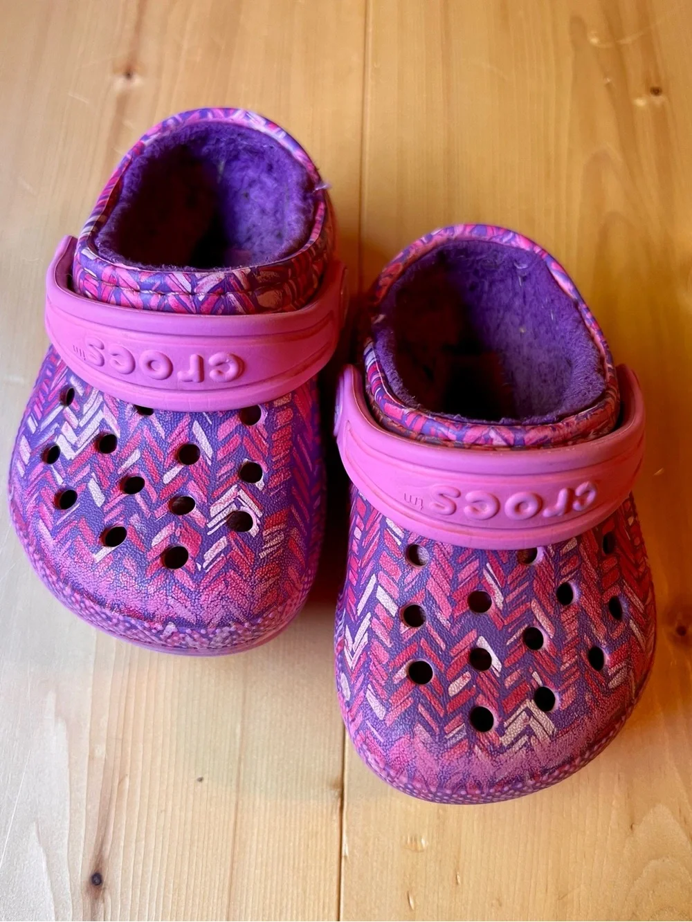 CROCS Kids Plush-Lined Clogs in Pink & Purple Chevron Print